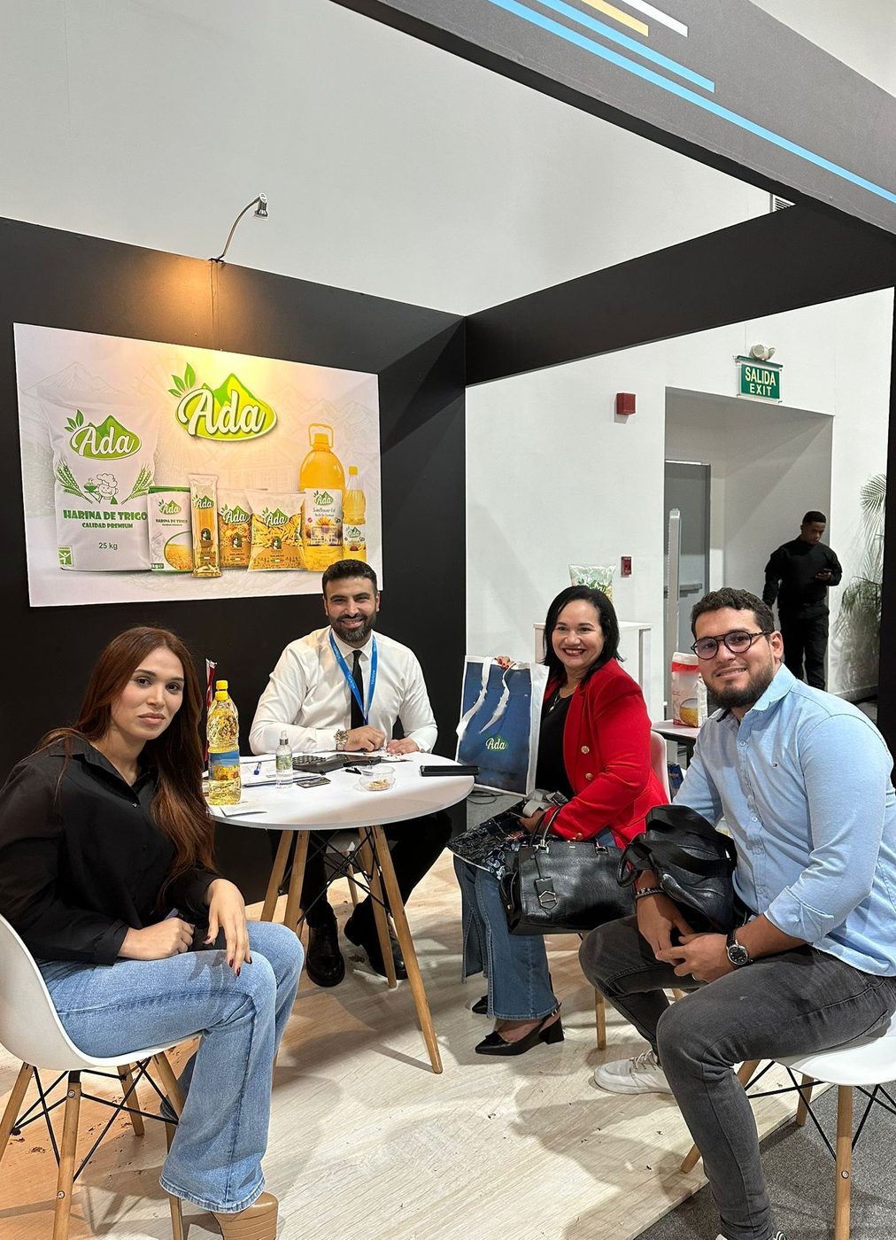 Ada Food fuar standında görüşmeler